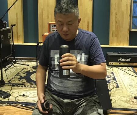 手机告诉我,我最近火了,黑豹鼓手拿着一个保温杯照片在网上疯传,人们