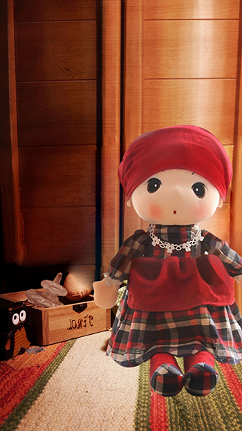 恩,还是换了一个布娃娃.这个有着红头巾,和影片里面的主人公很相似.