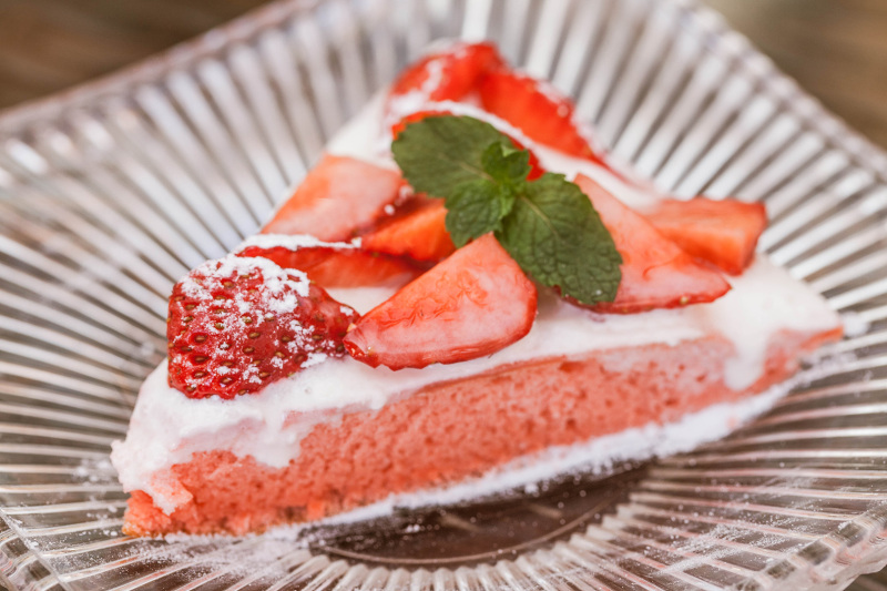 放上薄荷,撒上糖粉做装饰,切块即可.