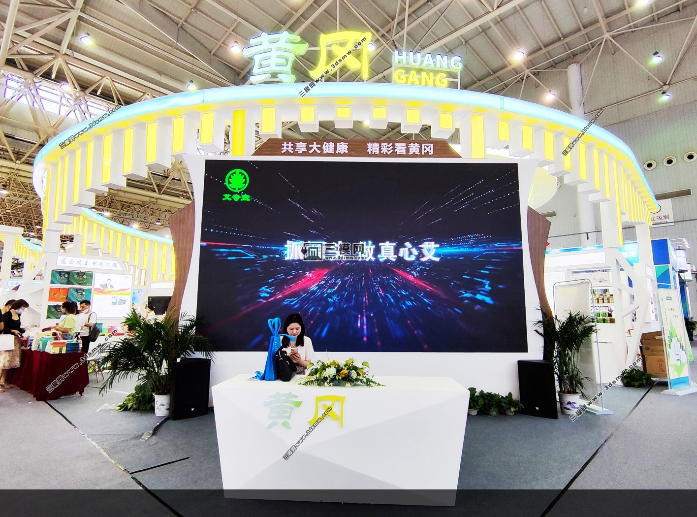 展台设计,展会照片,展览设计，(45度弧角展台参考 )图片由【三模网】分享（图ZMTQ3Njc2ODQ=） - 资讯 - 站酷设计师三模网展台照片网原创素材 - 站酷ZCOOL