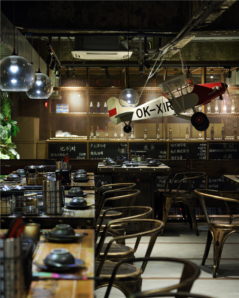 的金属,搭配现代感,科技感十足的花纹,让浓郁的工业,朋克风潮自在复活