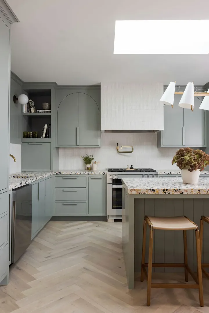 CMF设计|色彩解读：天空灰，带有一种宁静、深邃和广阔的感觉