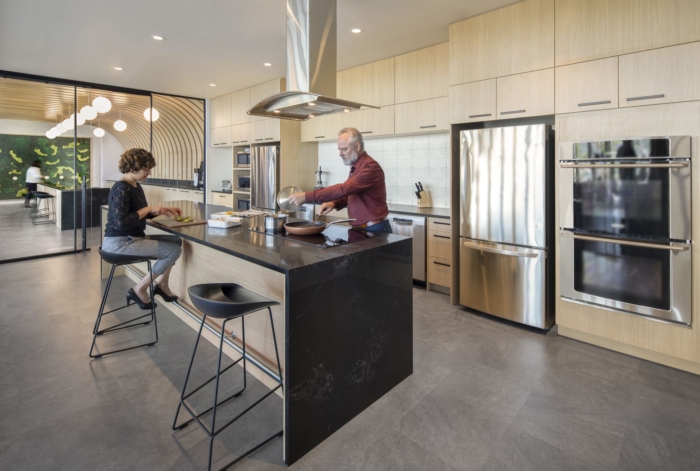 办公室装修设计方案：调色板以干净和流线型的方式渗透到办公室的不同区域