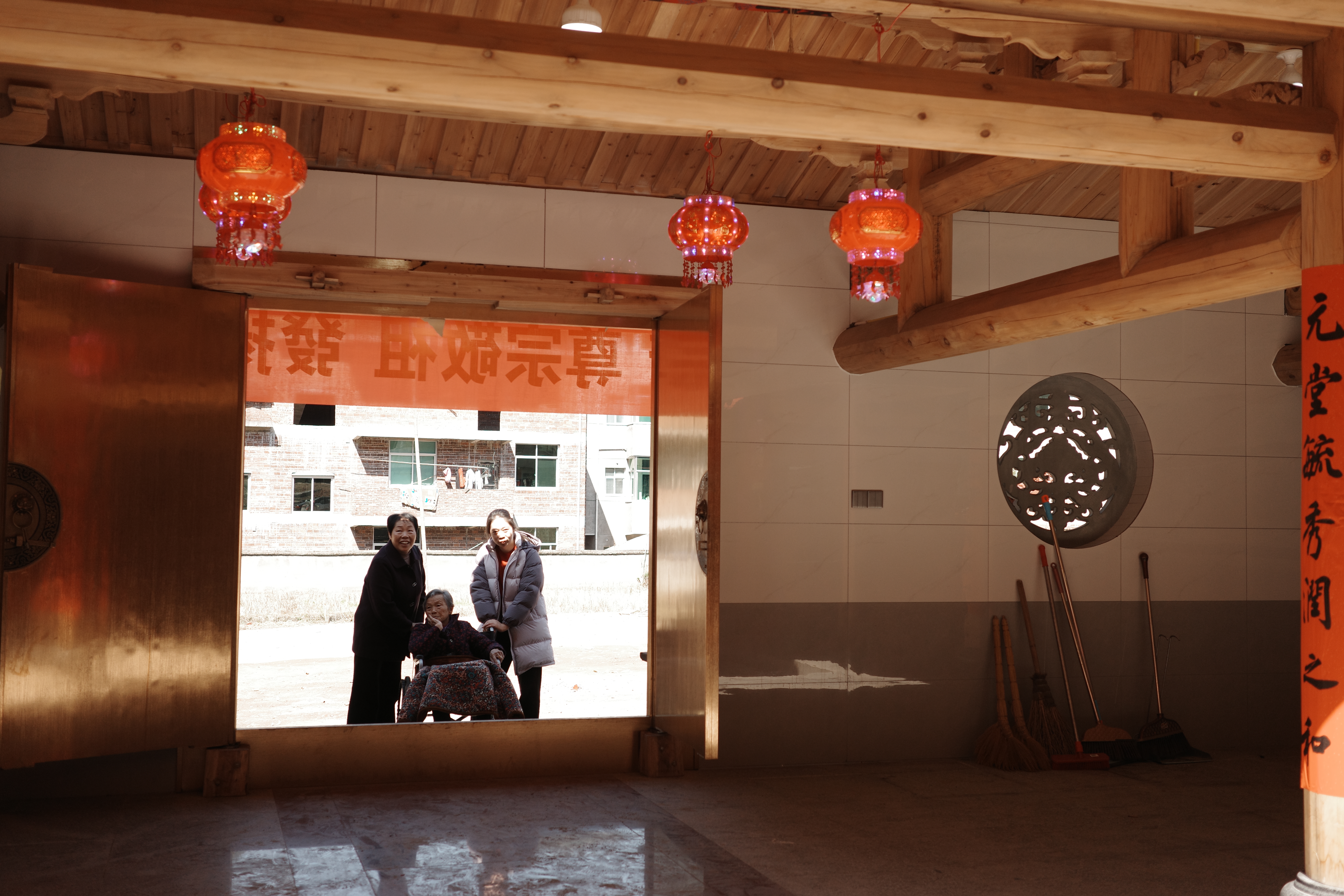 /妈妈和姐姐推着外婆来看祖祠，祖孙三代。