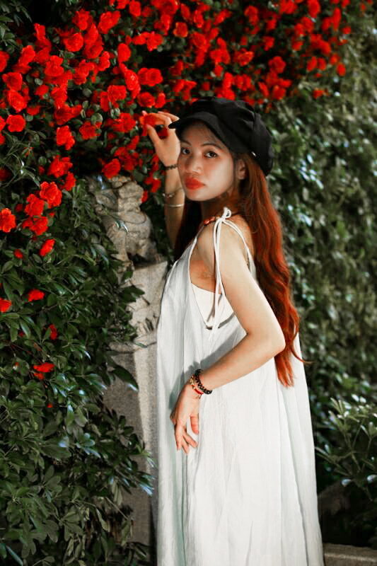 几点小建议：第一，光亮度可以强一点，这样看着女孩的皮肤好。第二，晚上拍后期时,可以纠正一下。第三这类小女生的修片，可以把照片中，很多写实的部分雾化掉把朦胧感出来 第四，可以把模特照，本身就容易偏红修的更瘦一点.