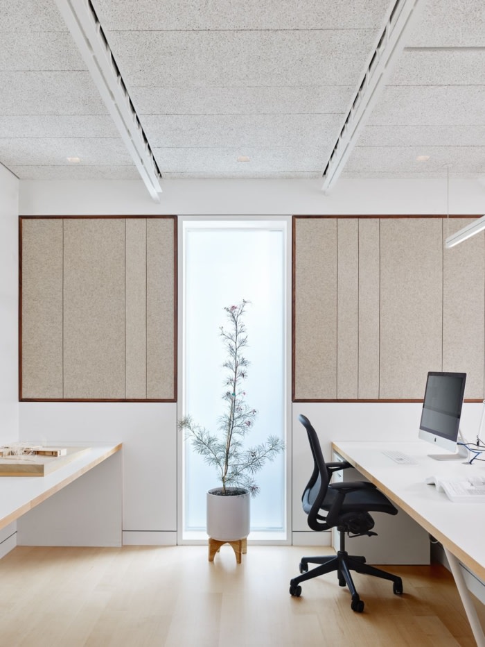 办公室装修方案:明亮的饰面、高品质的照明和空间策略掩盖了低矮的天花板