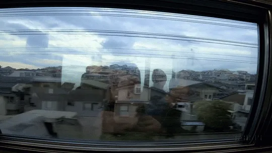 Sora生成的视频截取 | 穿过郊区的火车车窗上的倒影