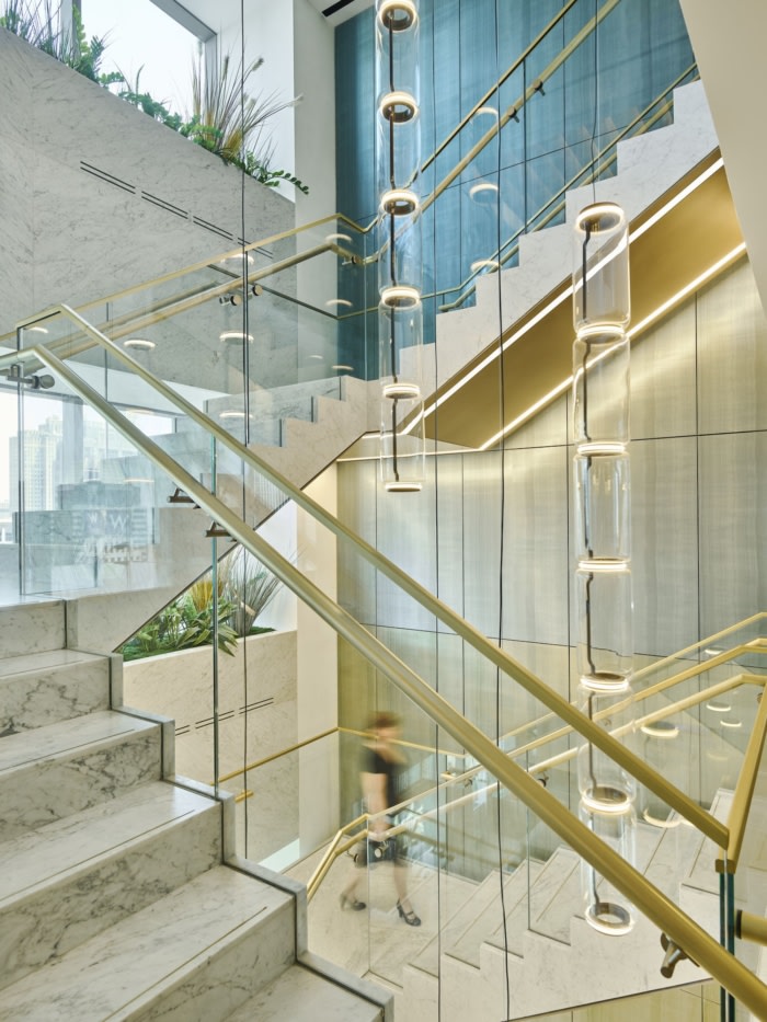 总部办公楼装修设计：温暖、巧妙的照明装置增强了热情好客的设计