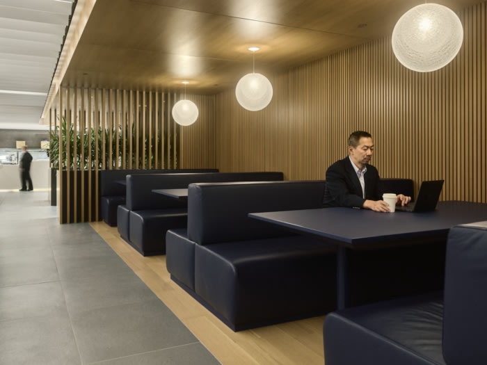 总部办公楼装修设计：温暖、巧妙的照明装置增强了热情好客的设计