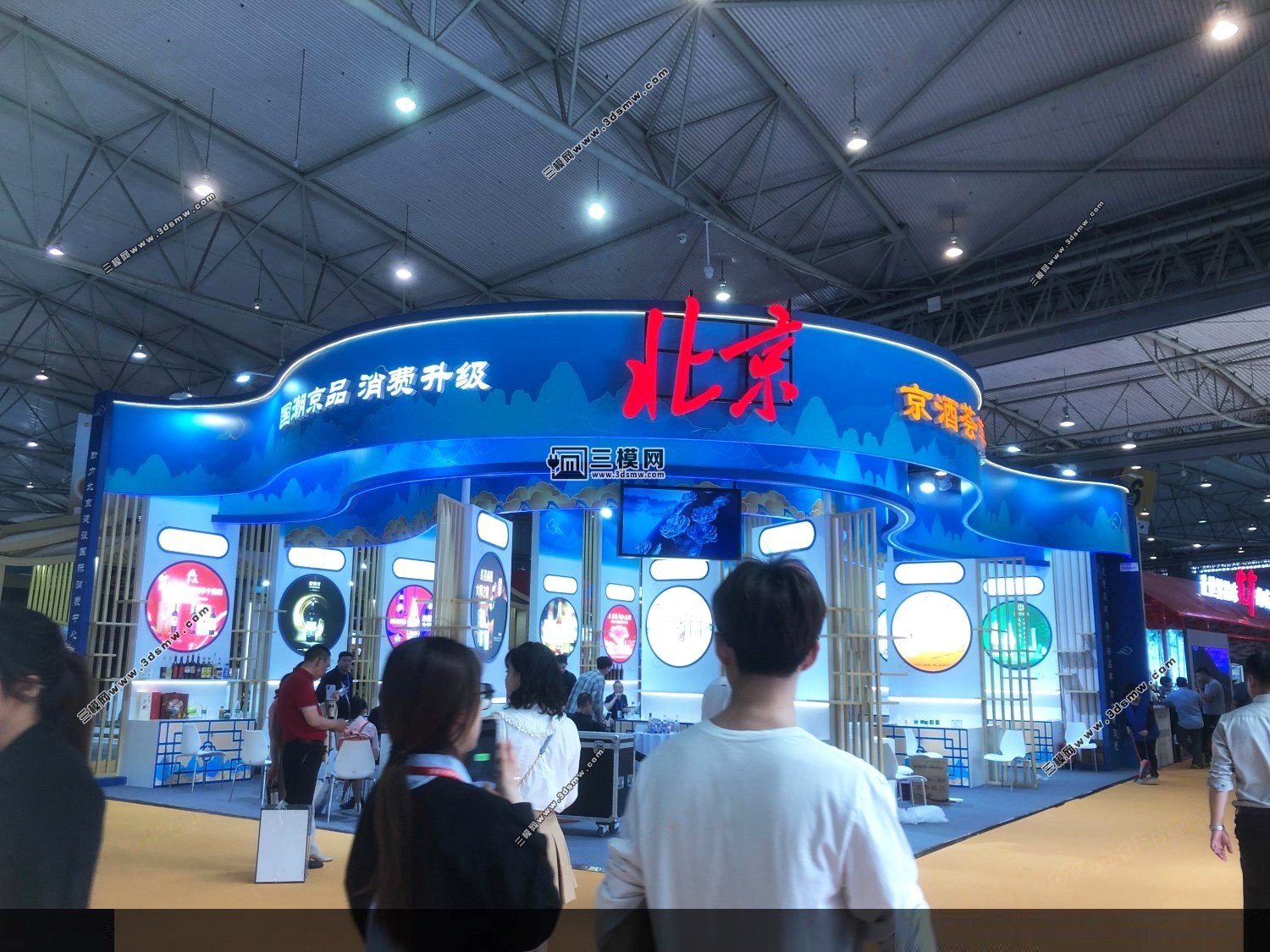 展台设计,展会照片,展览设计，(45度弧角展台参考 )图片由【三模网】分享（图ZMTQ3Njc2OTI=） - 资讯 - 站酷设计师三模网展台照片网原创素材 - 站酷ZCOOL