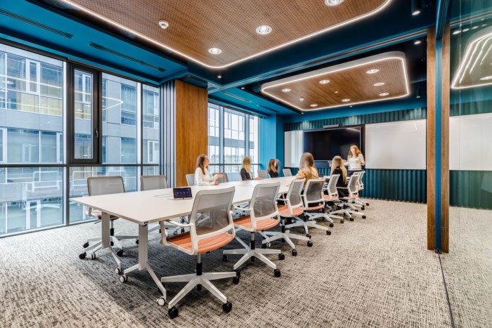 公司办公室装修方案：专注于受大自然启发的色彩和材料