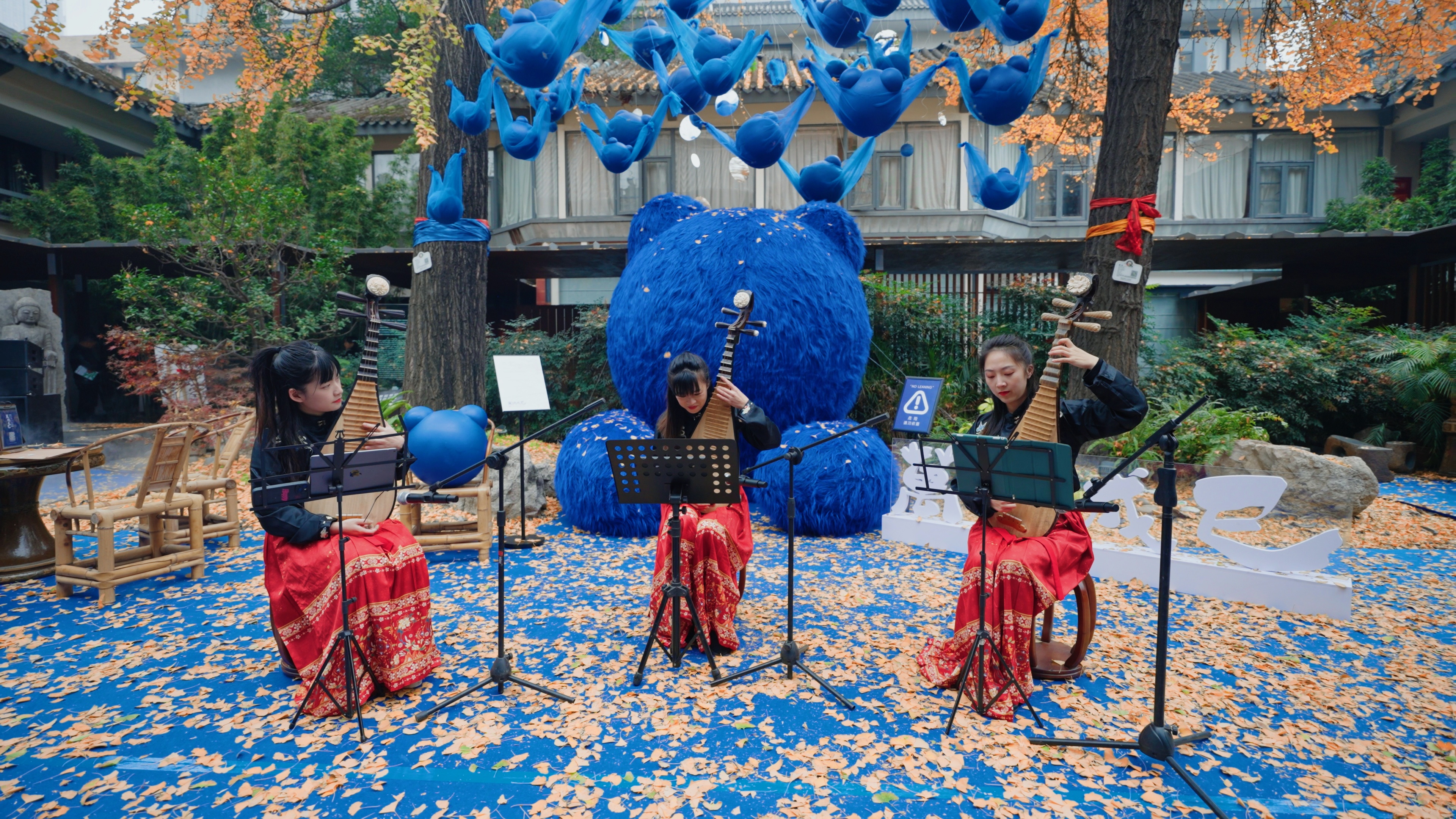 （左起）关怀、薛青、周守頔以音符构建侠客之境