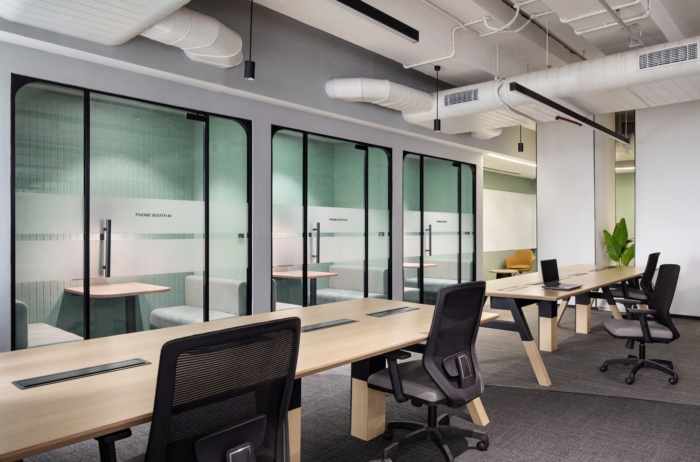 办公室装修:柔和的绿色调色板与赤土色的点缀营造出宁静而专注的氛围