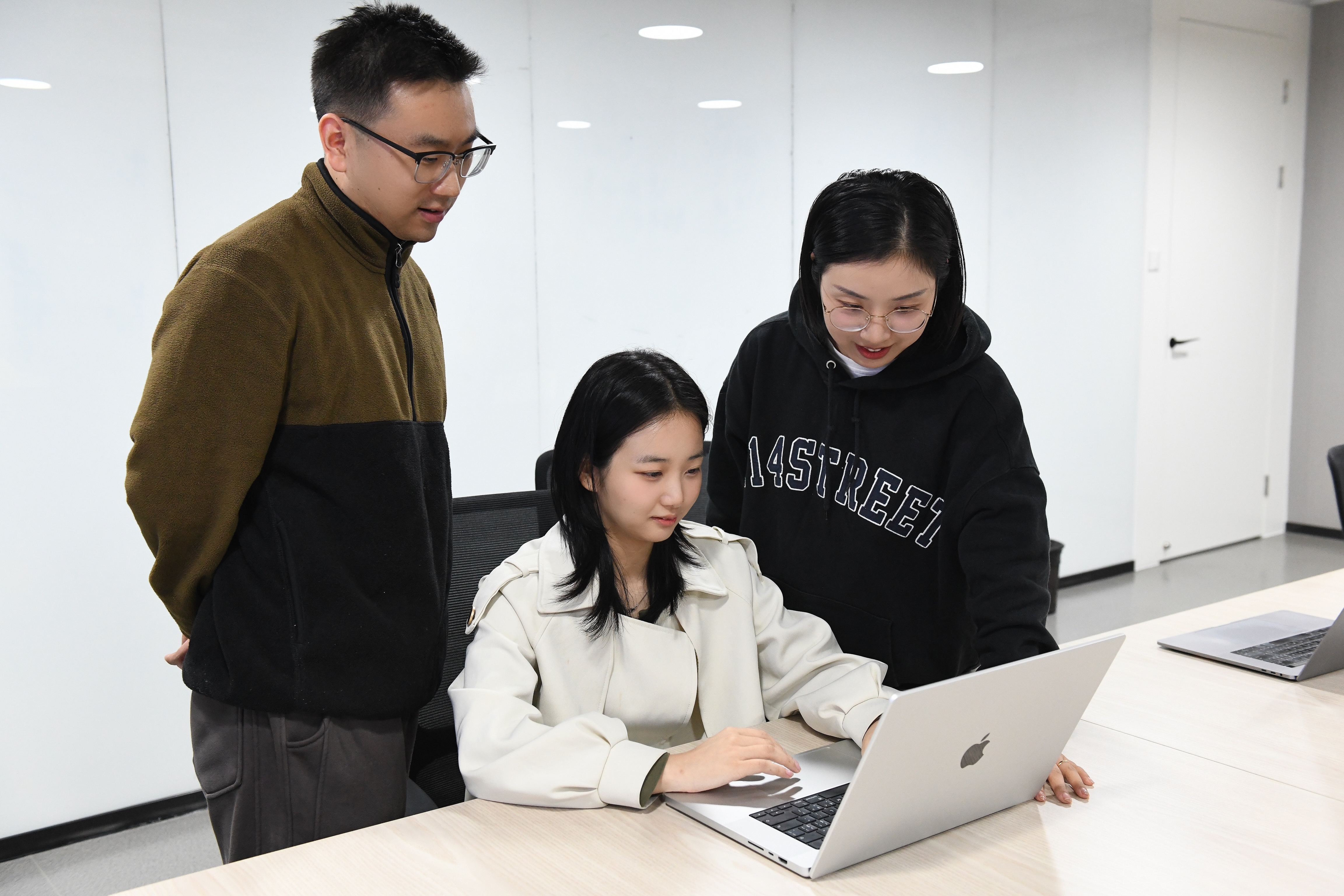 数梦工场设计师讨论设计方案