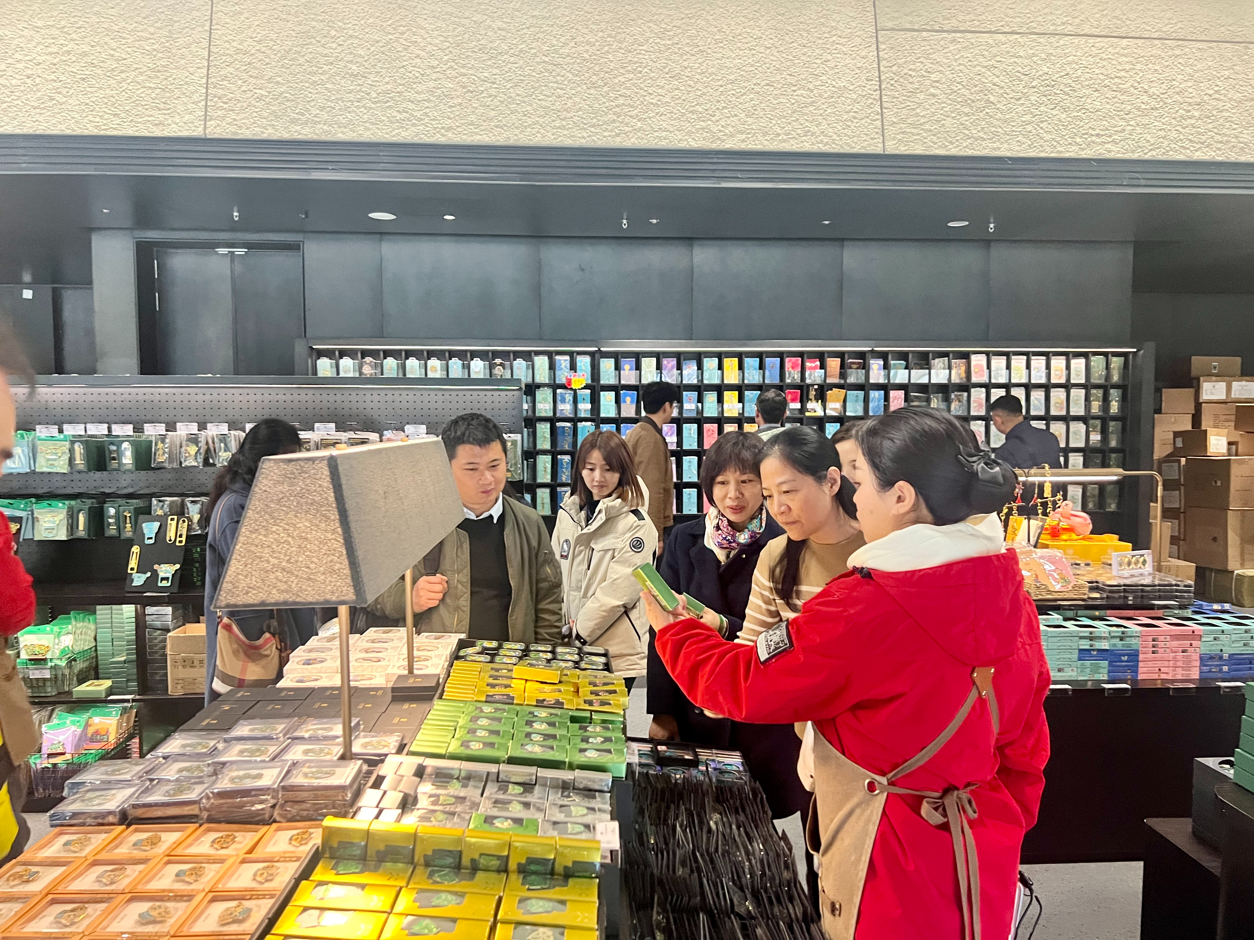 商务考察团参观文创商品