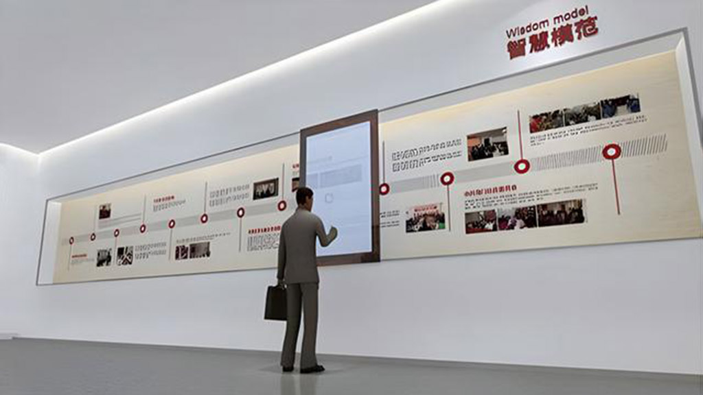 互动滑轨屏优化科技展厅方案，未来感展示空间触手可及！