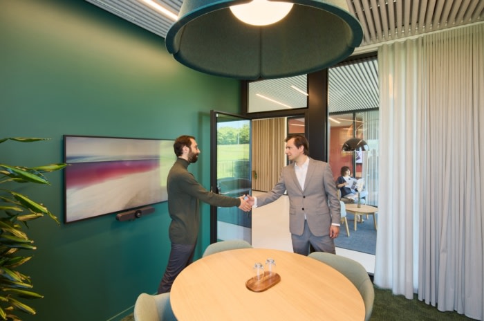 办公室设计装修:蜿蜒的水道引导到模仿周围森林的彩色咨询室