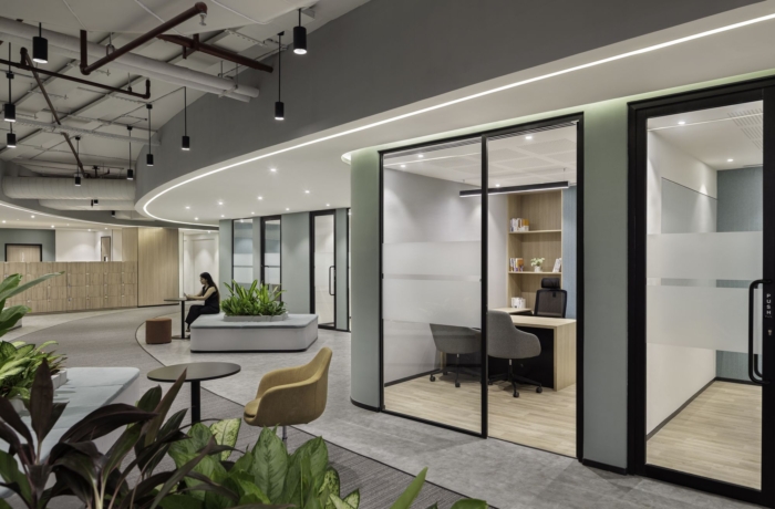 办公室装修:柔和的绿色调色板与赤土色的点缀营造出宁静而专注的氛围