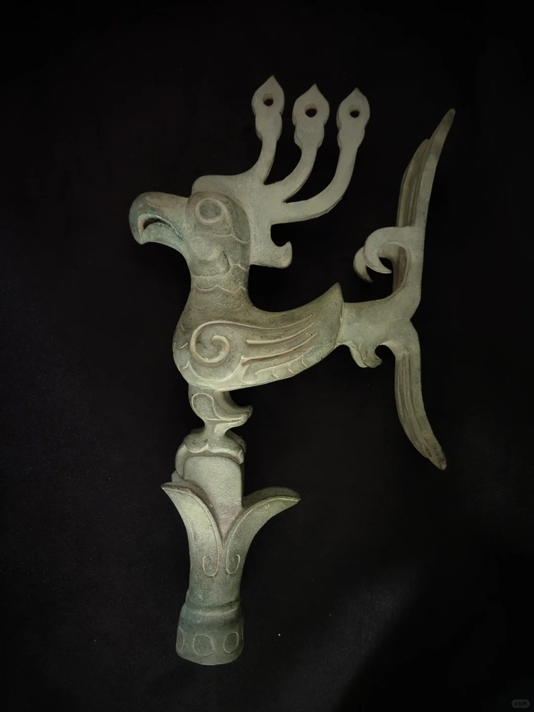 ▲汉金面罩铜人头像、青铜鸟  图源：@三星堆博物馆     