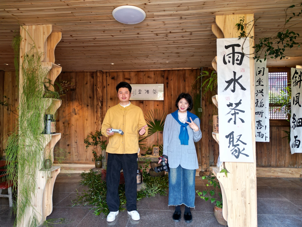 /和搭档蛋蛋在布置好的现场合影做纪念，茶会回顾届时发详文。