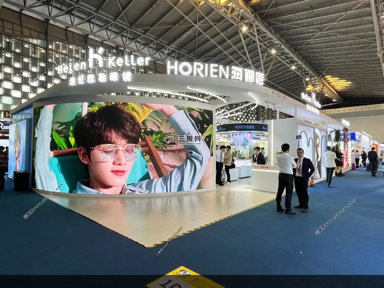 展台设计,展会照片,展览设计，(45度弧角展台参考 )图片由【三模网】分享（图ZMTQ3Njc2NzY=） - 资讯 - 站酷设计师三模网展台照片网原创素材 - 站酷ZCOOL