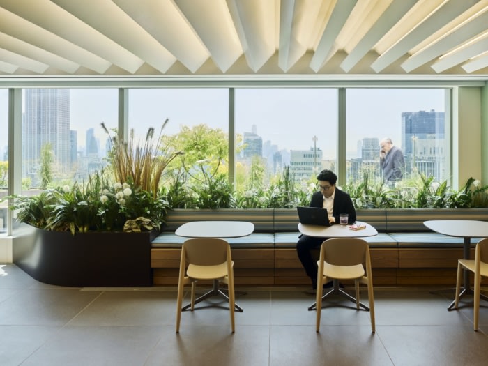 总部办公楼装修设计：温暖、巧妙的照明装置增强了热情好客的设计