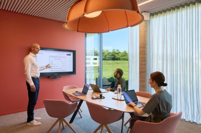 办公室设计装修:蜿蜒的水道引导到模仿周围森林的彩色咨询室