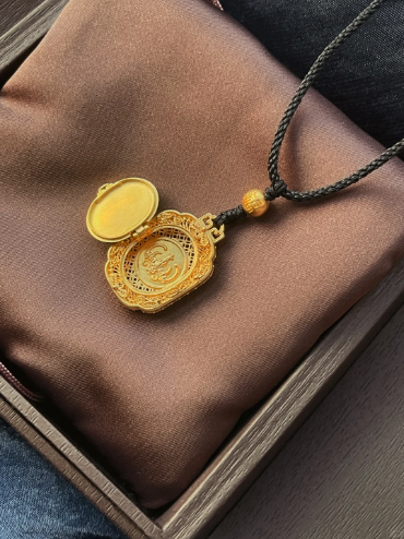 ▲《绸绣蔬果挂屏》  图源：@周大福  