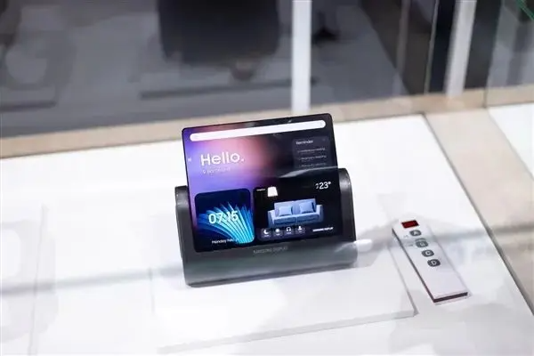 CMF|MWC 2024：三星展出手镯型可弯曲概念手机和可卷曲显示屏AI音箱