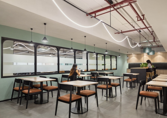 办公室装修:柔和的绿色调色板与赤土色的点缀营造出宁静而专注的氛围