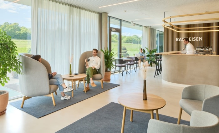 办公室设计装修:蜿蜒的水道引导到模仿周围森林的彩色咨询室