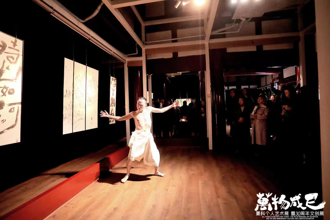 舞者胡高阳先生以舞踏解读展览是本次开幕仪式的亮点之一