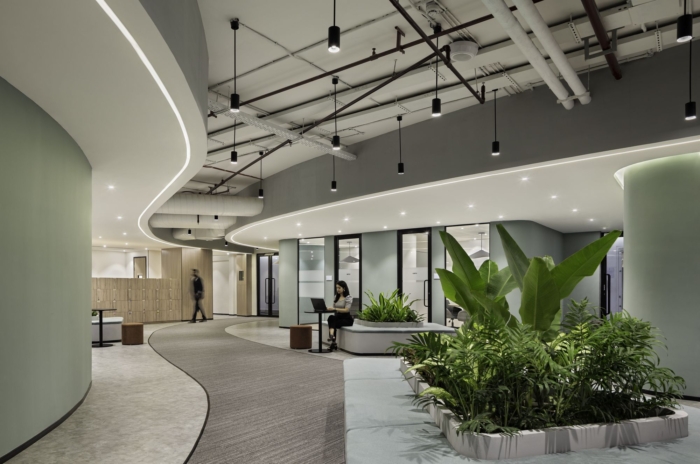 办公室装修:柔和的绿色调色板与赤土色的点缀营造出宁静而专注的氛围