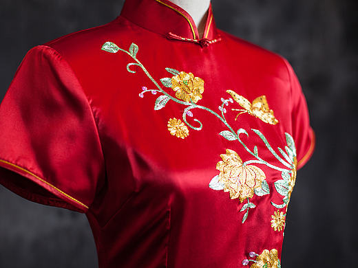 花恋蝶彩金盘金绣旗袍
