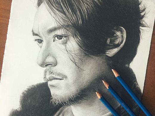 素描习作《张震》