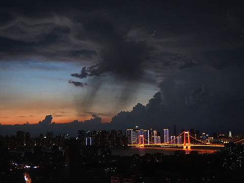 武汉大雨鹦鹉洲长江大桥夜景