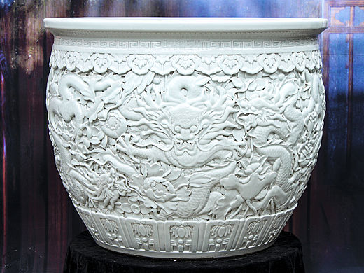 富贵缠身雕刻大缸