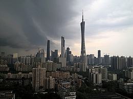 大雨路过广州塔