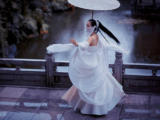 雨中美娇娘