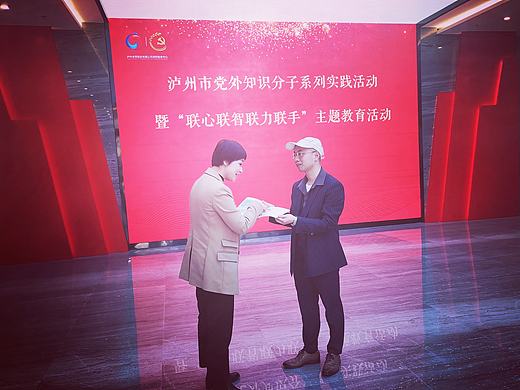 摄影报道，作家杨大侠杨科参加实践活动