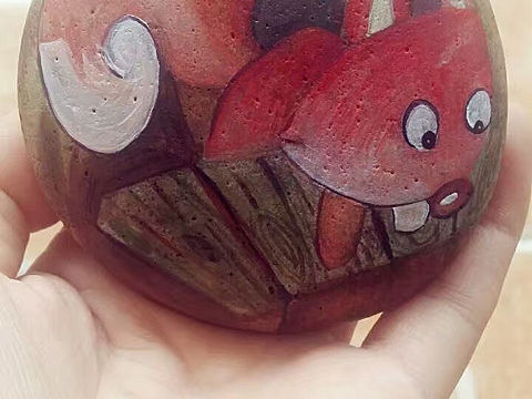 石头上的小松鼠