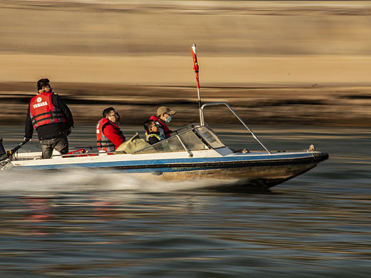 黄河上的小快艇