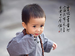 佛主殿前的小和尚