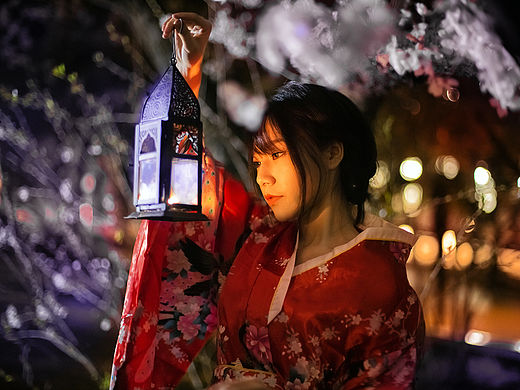 《夜樱》那夜的黑暗， 怎遮得住，櫻的芳華。或許我本不善言辭，唯有靜靜守候夜櫻沉淀的深情。