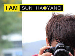 手持Nikon相机的思想者