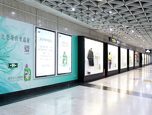 衣服的故事 超能地铁艺术展