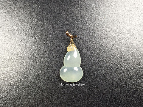 客户定制的翡翠小葫芦吊坠。