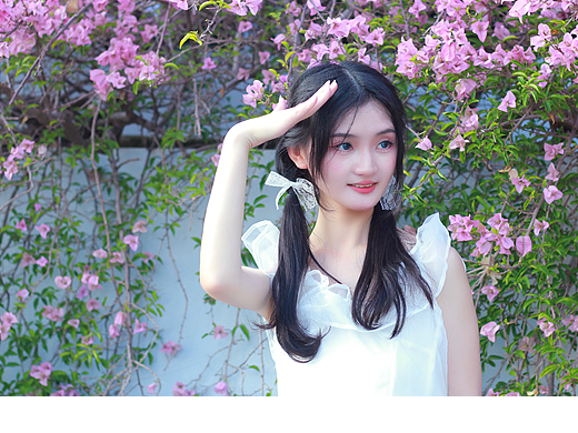 仙湖植物园门口三角梅户外妹子