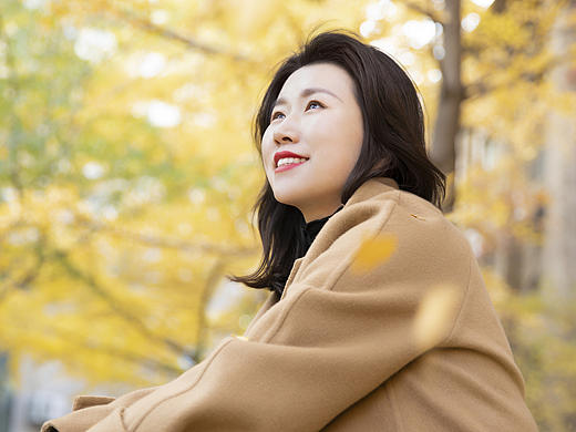 闺蜜约拍银杏叶