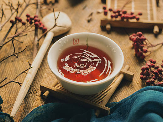 【俗人多泛酒，谁解助茶香。】 